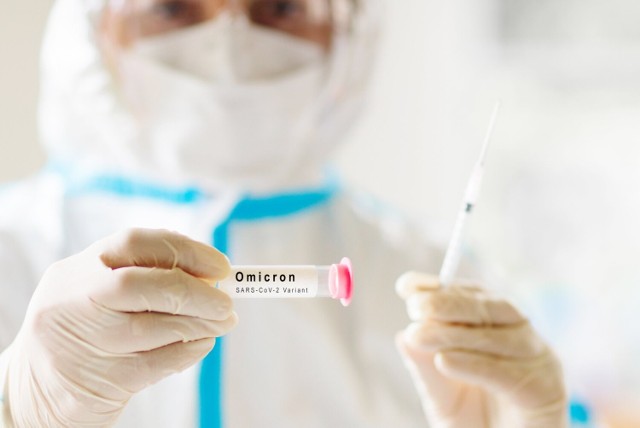 USA zatwierdziło szczepionki biwalentne celowane w podstawową wersję koronawirusa oraz wariant Omikron.