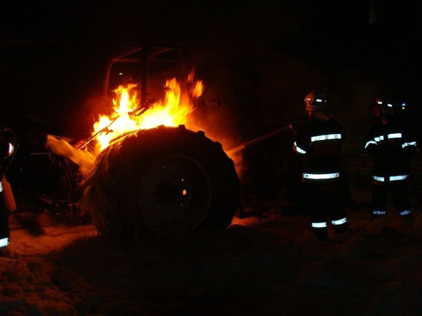 Lwówek: pożar ciagnika na fermie krów [FOTO]