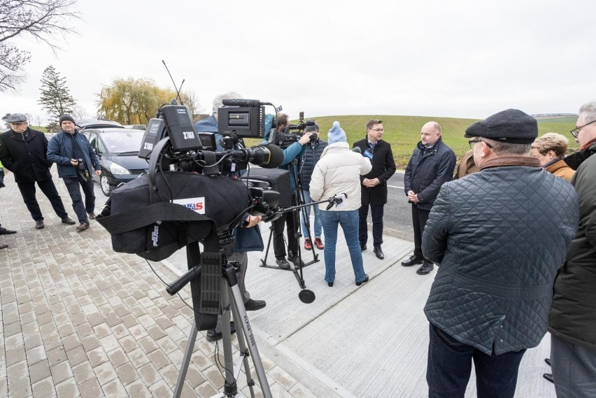 Marszałek Piotr Całbecki z samorządowcami obejrzał drogowe...