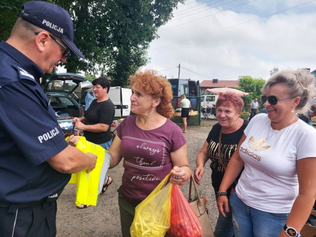 Policjanci wręczali w Ruścu kamizelki odblaskowe