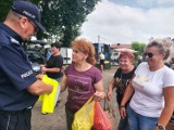 Policjanci rozdawali odblaski rowerzystom i pieszym w Ruścu