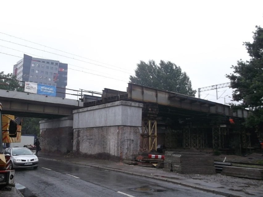 Remontują wiadukt kolejowy nad ul. Strzegomską (ZDJĘCIA)
