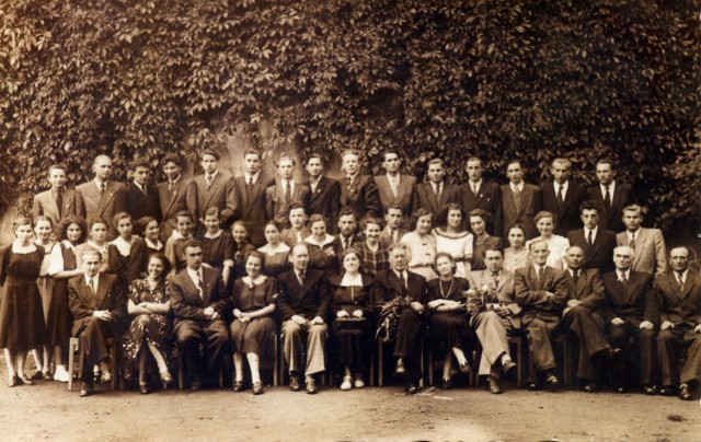 Jedyne pamiątki fotograficzne dotyczące osoby dyrektora Żarnowskiego. Zdjęcie maturalne rocznika 1952 uczniów liceum w Świebodzinie