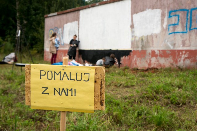 Odzyskiwanie dla mieszkańców osiedla dawnych kortów przy ul. Nauczycielskiej rozpoczęto od oczyszczenia terenu. Pracownicy Zarządu Dróg i Zieleni usunęli krzaki i skosili trawę. Na ekran plenerowego kina wybrano mur, używany wcześniej podczas tenisowych treningów. – Już malowanie ekranu było dla nas okazją do poznania kilku osób, które razem z nami chwyciły za wałki i pędzle – opowiada Agnieszka Jurecka. – Nagle całe miejsce nabrało zupełnie nowego charakteru.