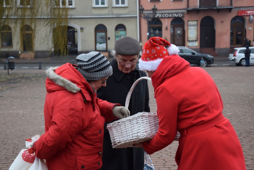 Częstochowa: Jasne, że Święty Mikołaj. W ramach akcji dzieci ubierały choinkę na Starym Rynku [ZDJĘCIA]