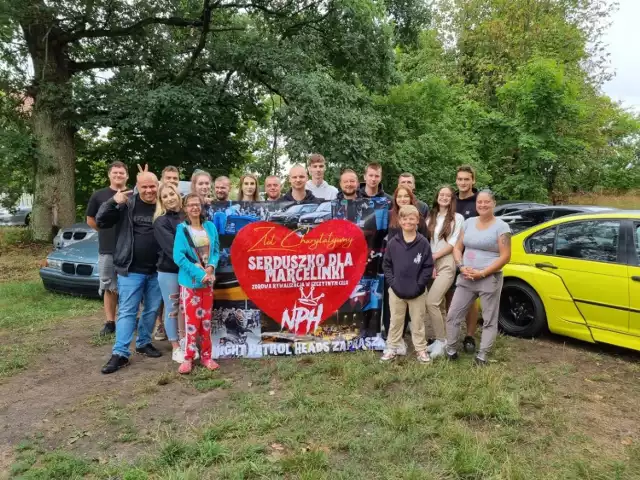 Członkowie grupy Night Petrol Heads organizują zlot, którego celem jest pomoc Marcelinie. Nastolatka potrzebuje pilnej operacji serca