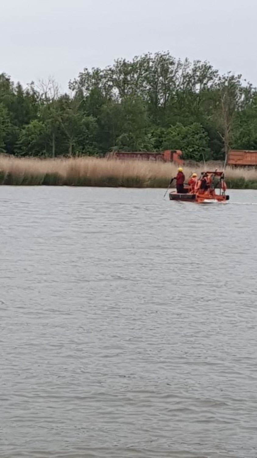 Poszukiwania dwóch zaginionych osób, które wypłynęły na jezioro  