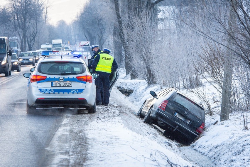 Zakopane. Auto wypadło z drogi na Ustupie. Kierowca zabrany na komendę [ZDJĘCIA]