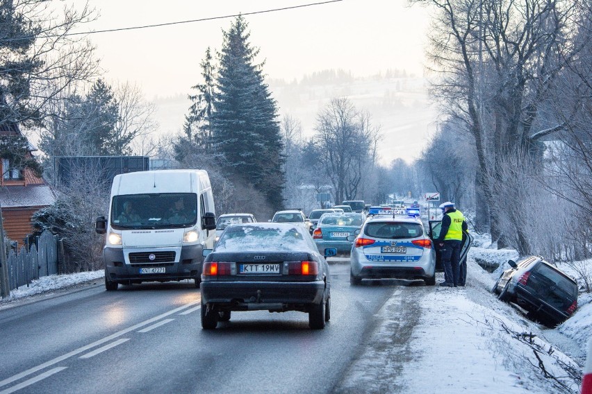 Zakopane. Auto wypadło z drogi na Ustupie. Kierowca zabrany na komendę [ZDJĘCIA]