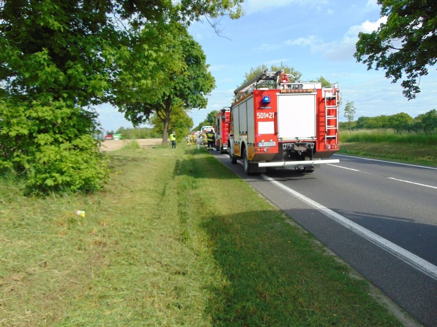 Zderzenie autobusu i dwóch samochodów osobowych na drodze...