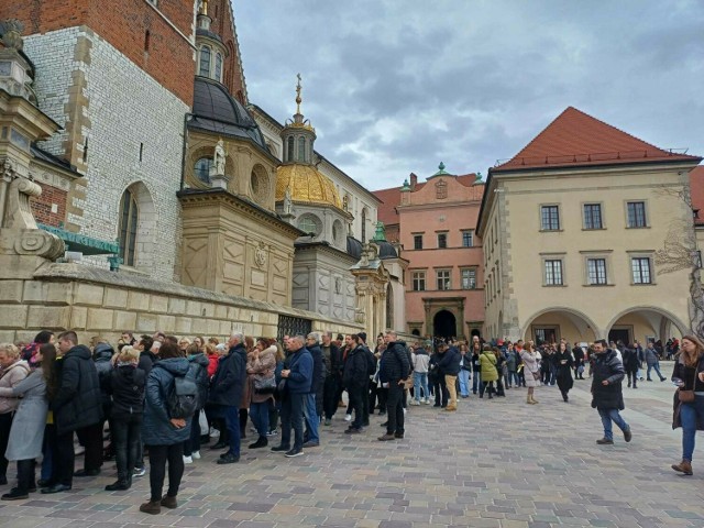 Zamek Królewski na Wawelu przeżywa w niedzielę (10 marca) prawdziwe oblężenie. By zwiedzić światowej klasy zabytek trzeba czekać w ogromnych kolejkach