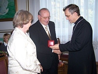 Dankmar Tauern i jego żona Christa z biskupem Tadeuszem Szurmanem w Świerklańcu, podczas swoich złotych godów