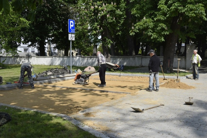 Rozpoczął się remont trawiastego parkingu na skwerze ks....