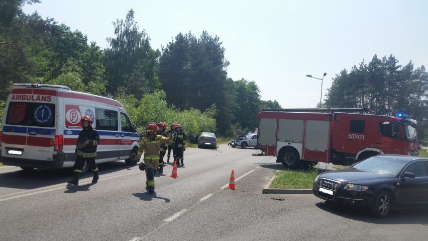 Wypadek w Staszowie. Droga wojewódzka Osiek - Szydłów całkowicie zablokowana