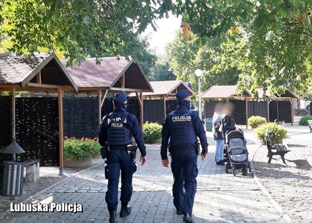 Zwracana jest przede wszystkim uwaga na przestrzeganie przepisów wprowadzonych w walce z rozprzestrzenianiem się choroby zakaźnej COVID-19 - informuje nowosolska policja.