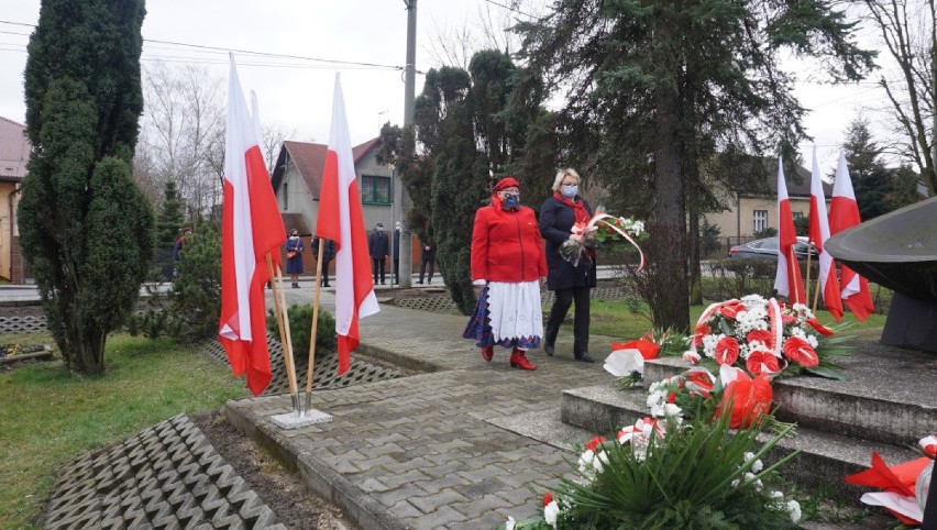 Pod pomnikiem ku pamięci ofiar zamordowanych w Szczakowej...