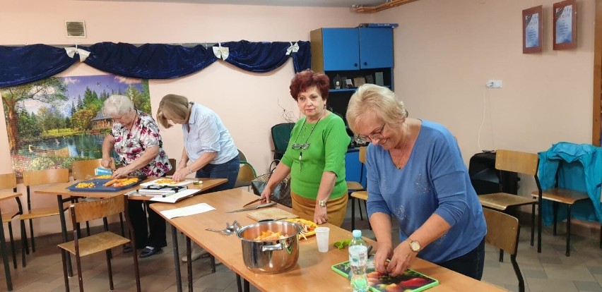Seniorzy w gminie Koziegłowy i w Myszkowie mają wiele zajęć, m.in. na pływalni i w kuchni ZDJĘCIA
