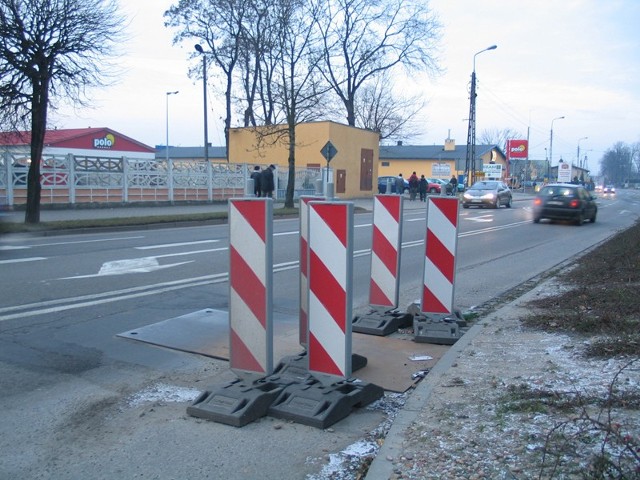 Od sierpnia trwał spór, kto ma załatać dziurę na ul. Kaliskiej. Dobrze, że jeszcze nie doszło tam do tragedii