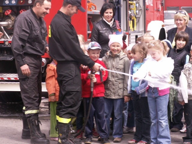 W maju i czerwcu dzieci i młodzież odwiedzają strażaków podczas &#8222;Dni otwartych strażnic&#8221;
