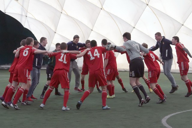 W turnieju juniorów młodszych także w rolach głównych wystąpiły krakowskie drużyny. W finale Garbarnia pokonała w rzutach karnych Wisłę 2:1 (w regulaminowym czasie gry było 0:0), a  w meczu o trzecie miejsce Dunajec wygrał z Okocimskim Brzesko 3:1. Szerzej o tym turnieju napiszemy we wtorek.