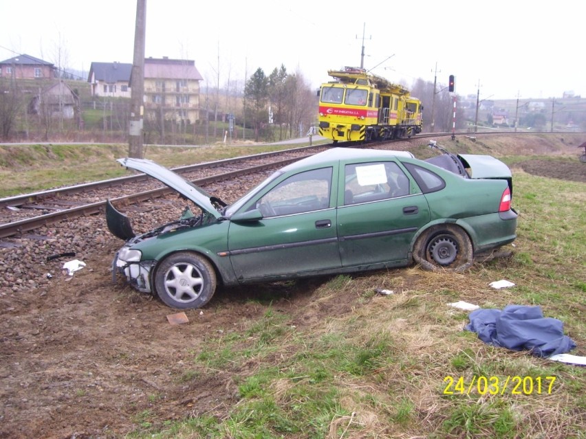 Wypadek w Zborowicach. Drezyna wjechała w samochód [ZDJĘCIA]