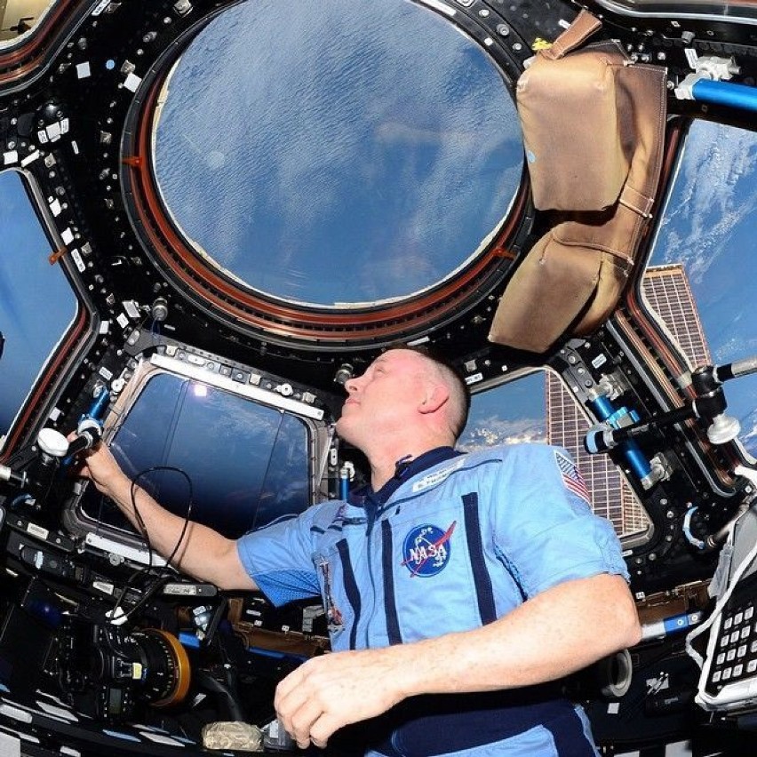 Wnętrze ISS. Na zdjęciu amerykański astronauta Barry "Butch"...
