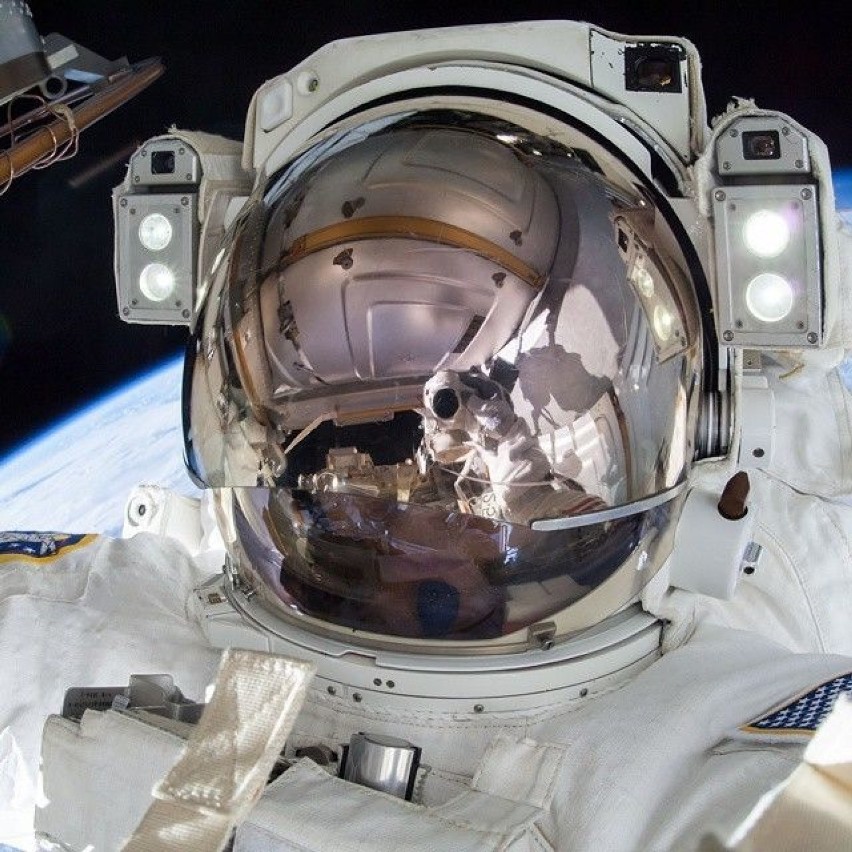Astonauta Terry Virts po kosmicznym spacerze. NASA/ESA/