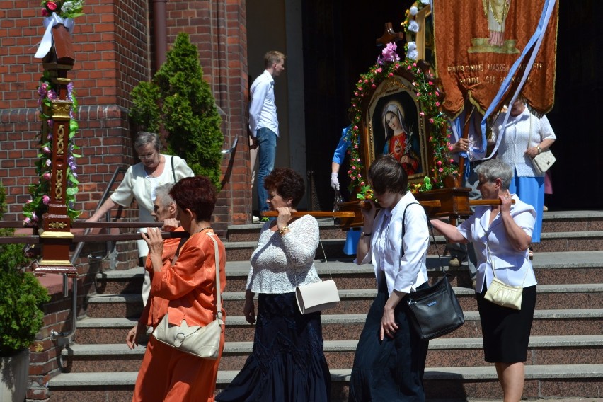 Procesja podczas uroczystości odpustowych w Myszkowie w parafii pw. św. Stanisława Biskupa i Męczennika ZDJĘCIA