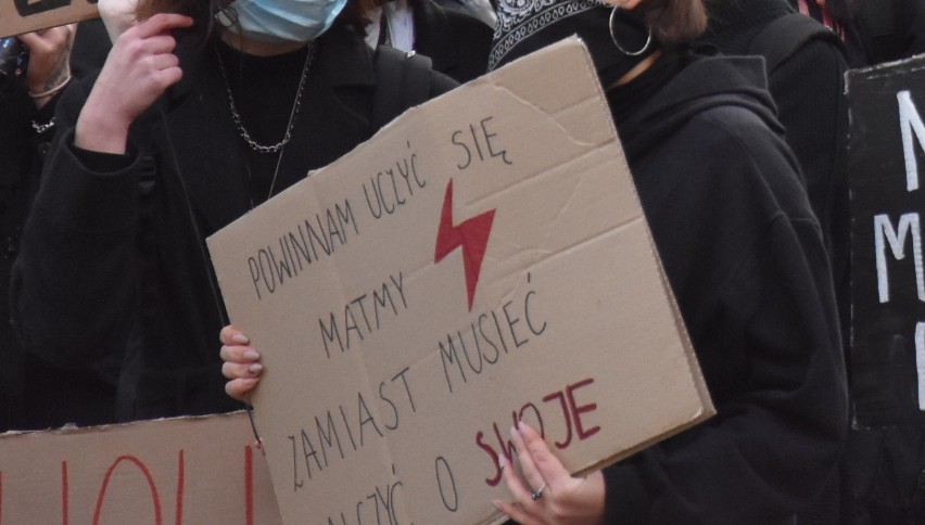 Strajk Kobiet w Gorlicach. Uczestnicy mieli ze sobą różne...