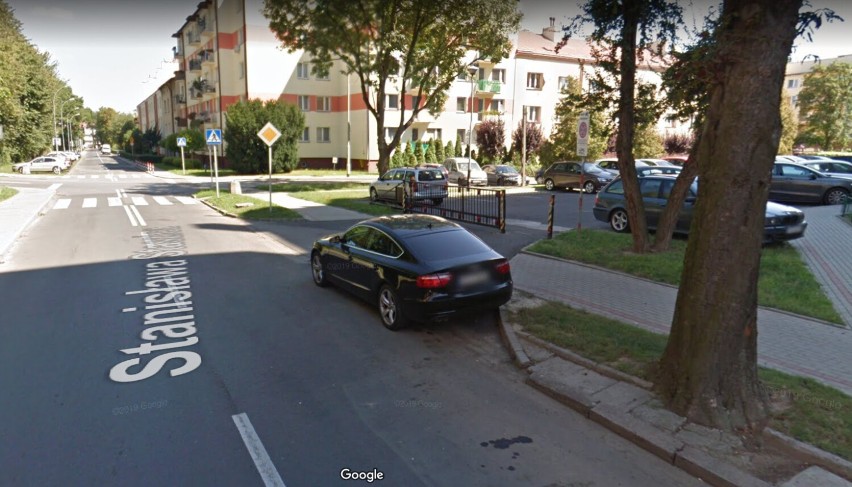 Mistrzowie parkowania w Rzeszowie przyłapani przez Google Street View. Zastawiają chodniki, zostawiają auta na skrzyżowaniach i co jeszcze?