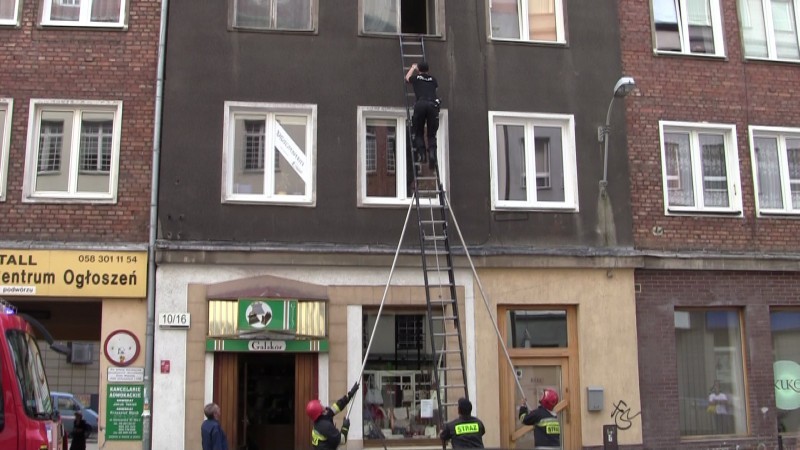 Policja i strażacy ratowali starszą panią w Gdańsku (film)