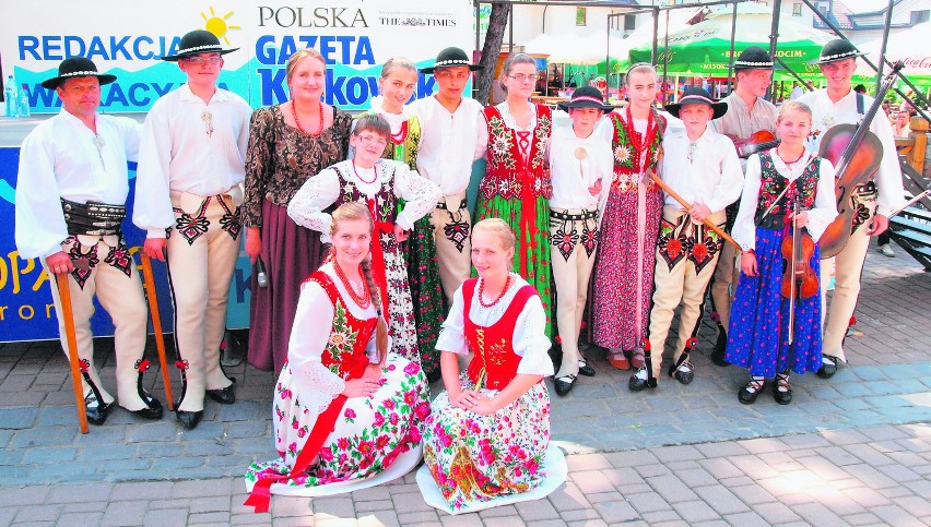 Zespół Małe Bartusie prezetuje autentyczny folklor góralski....