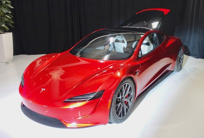 4. (ex aequo) Tesla

Marka elektrycznych samochodów...