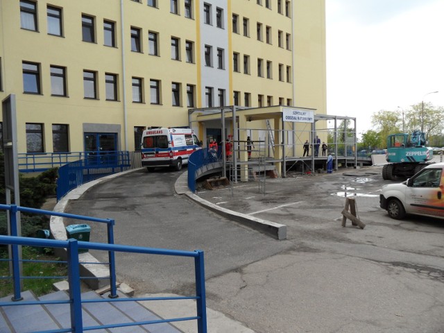 Budowa ciepłej sieni przy budynku szpitala w Tarnowskich Górach przy ul. Pyskowickiej