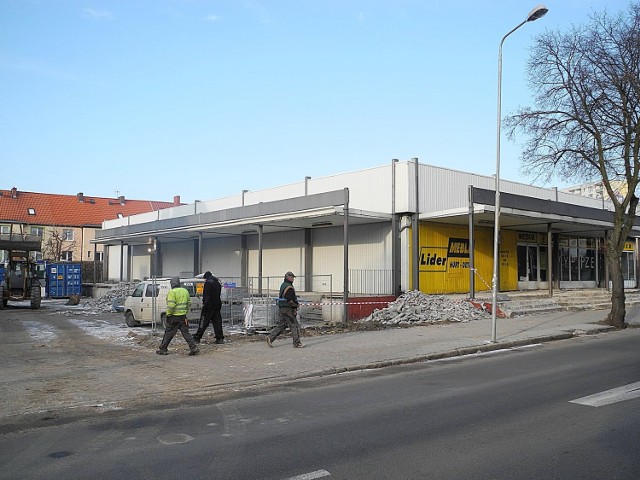 Wczoraj przy ulicy Kościuszki trwały prace przy budowie miejsc parkingowych obok byłego już sklepu meblowego.