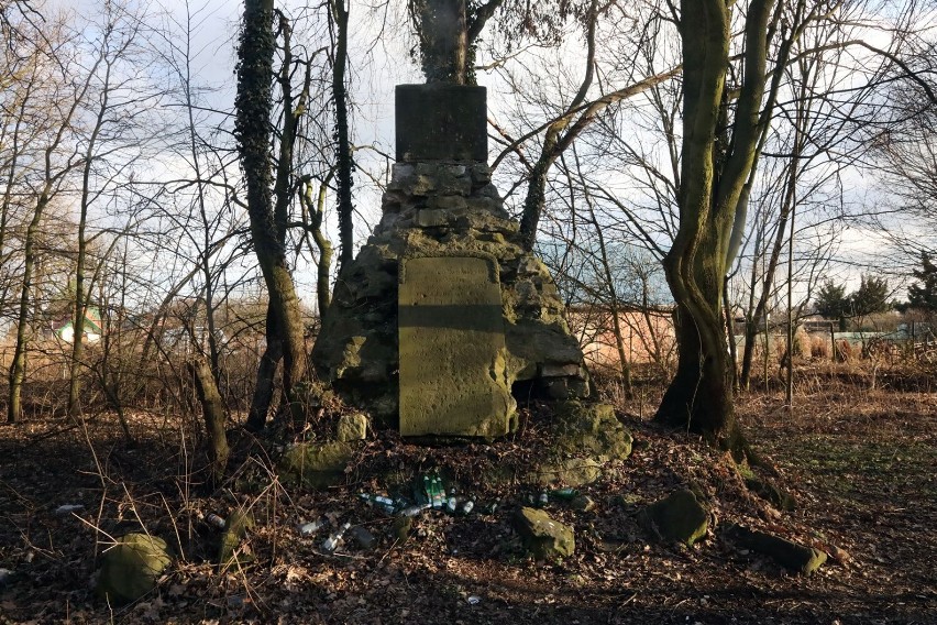 Zapomniany pomnik przy ulicy Wielogórskiej w Legnicy popada w ruinę