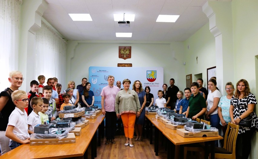 Wczoraj (23 sierpnia) beneficjenci projektu rządowego „Granty PPGR" z terenu gminy Kutno otrzymali pakiety edukacyjne