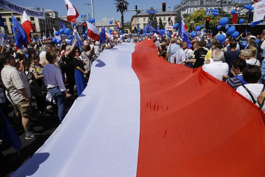 Marsz wolności na ulicach Warszawy. Kilka tysięcy osób...
