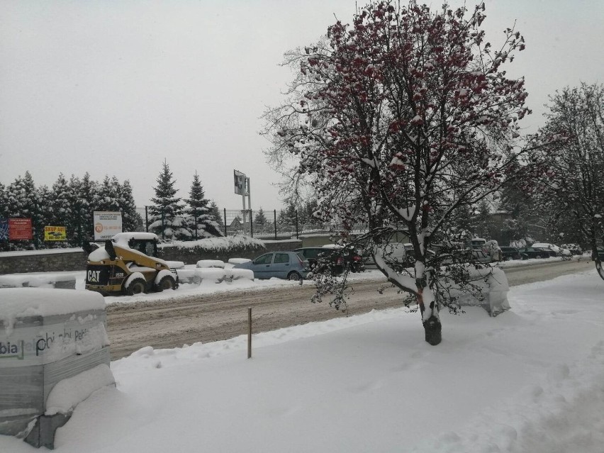 Atak zimy w Sandomierzu. Trudne warunki na ulicach i chodnikach w mieście. Jest bardzo ślisko. Zobacz zdjęcia