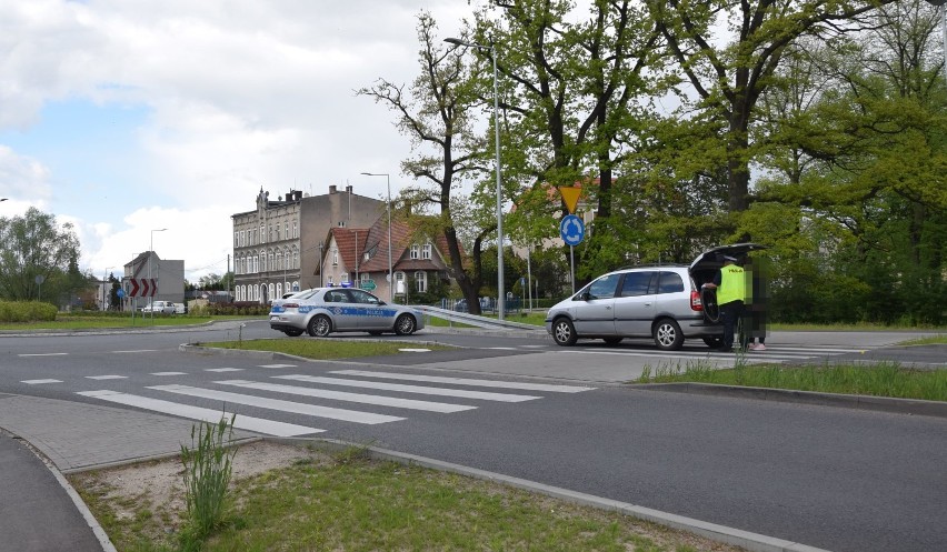 Potrącenie przed rondem. Pieszych przepuściła, rowerzystki nie 