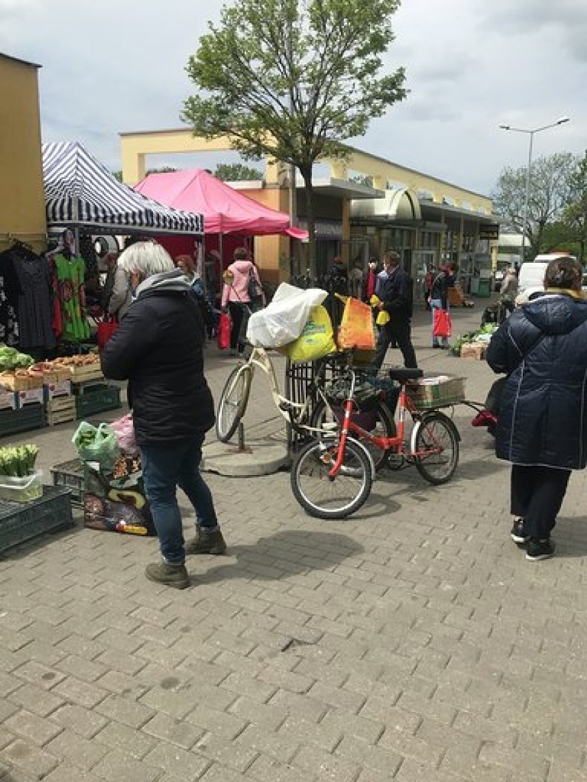 Ceny warzyw i owoców na rynku przy Placu Kupieckim w Chełmie