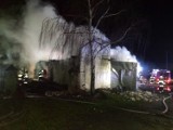 Pożar budynku gospodarczego w miejscowości Mąkoszyn, gmina Wierzbinek [ZDJĘCIA]