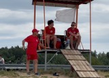 Ratownicy WOPR Radomsko strzegą kąpieliska w Zakrzówku Szlacheckim. Co radzą plażowiczom? FILM