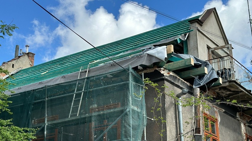 Trwa remont tzw. Domu Matejki w Bochni i wymiana konstrukcji dachowej. Prace pochłoną blisko 750 tys. zł. Zobacz zdjęcia i wideo