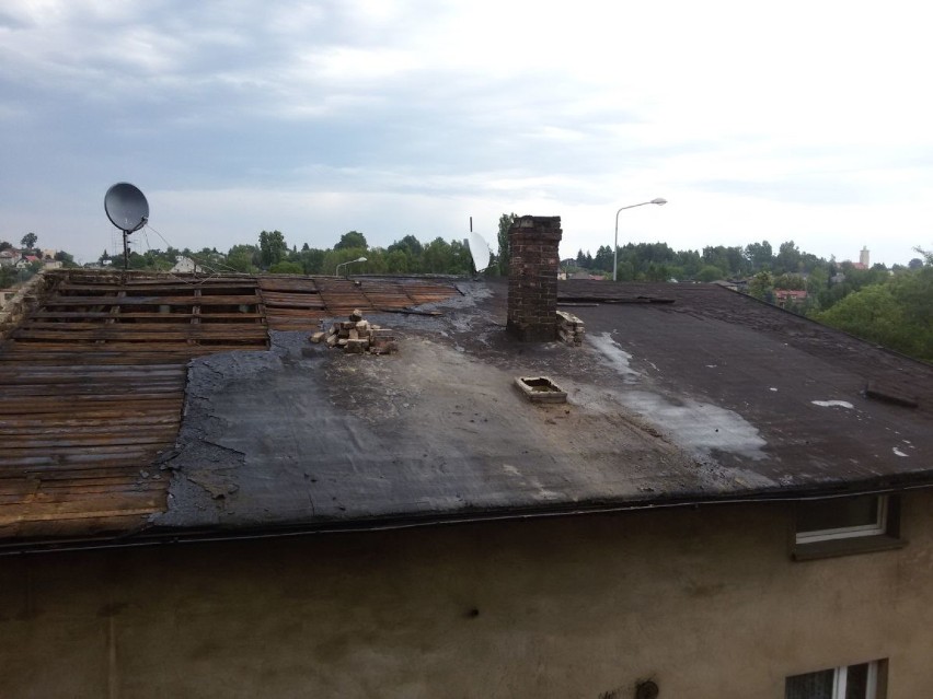 Zerwany dach w Rybniku przy ul. Wodzisławskiej