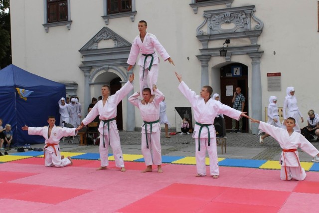 Taneczne i sportowe  pokazy młodzieży z zespołu Ivazar z Kaniowa w Ukrainie oglądaliśmy na Rynku w Chełmnie.