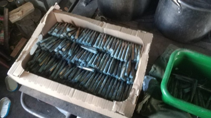 Policjanci z Sejn zabezpieczyli 600 sztuk nielegalnej amunicji. 60-latek ukrywał ją... w skrzynce na kwiaty