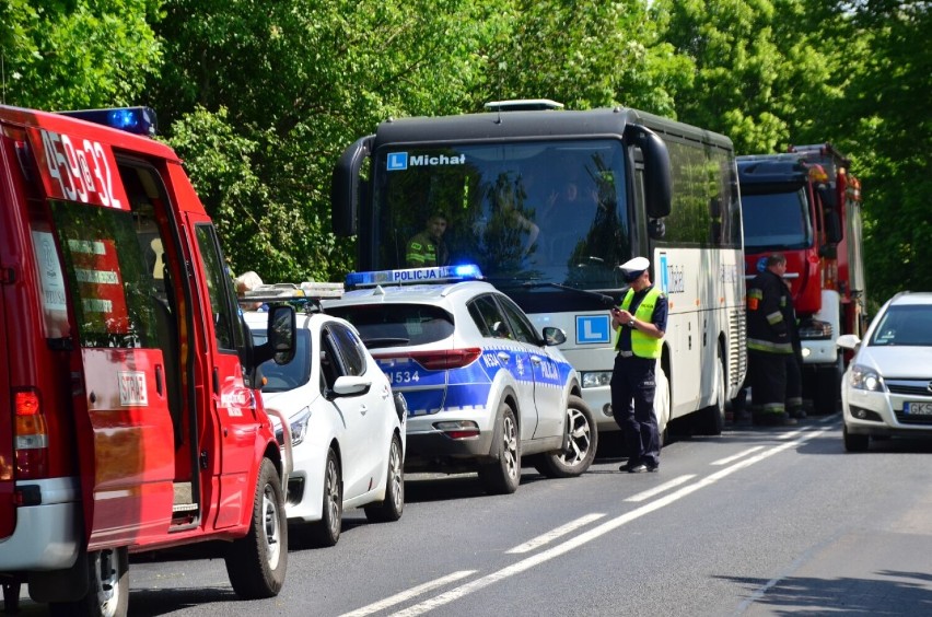 Kolizja na drodze wojewódzkiej nr 221 w miejscowości Horniki. 37-letni kierujący autobusem najechał na tył osobówki