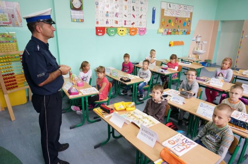 Bezpieczna droga do szkoły: Policjanci z Rudy edukują dzieci w podstawówkach