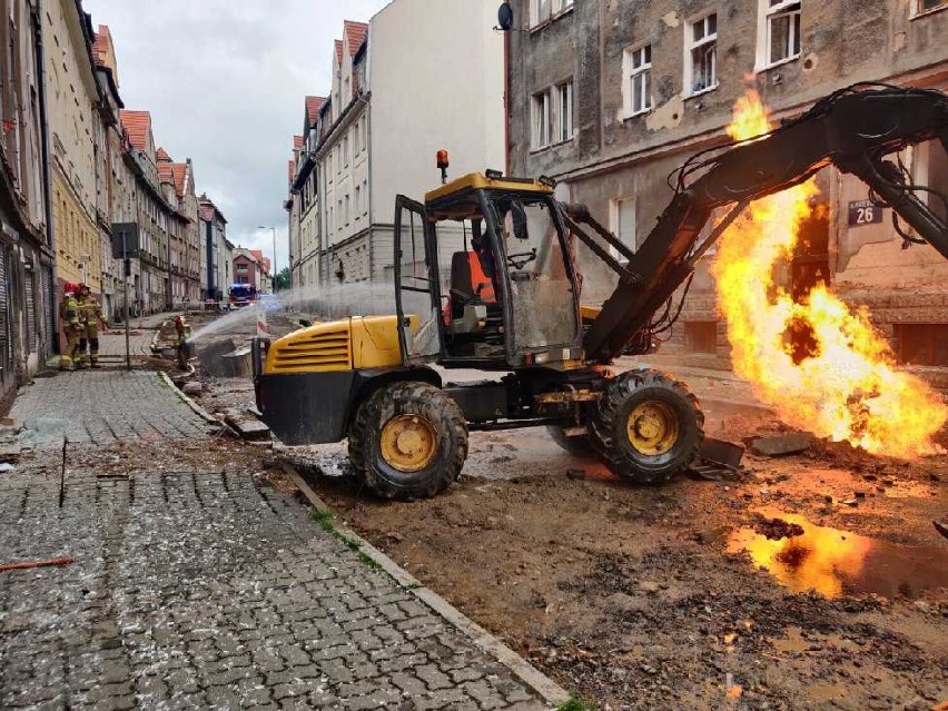 Pilne! Tragedia w Wałbrzychu. Wybuch gazu w dużej kamienicy. Trwa ewakuacja! [ZDJĘCIA]